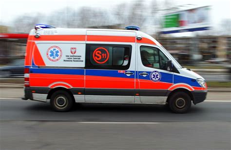 Infografika przedstawiająca różne rodzaje sygnałów dźwiękowych pojazdów uprzywilejowanych i ich przeznaczenie