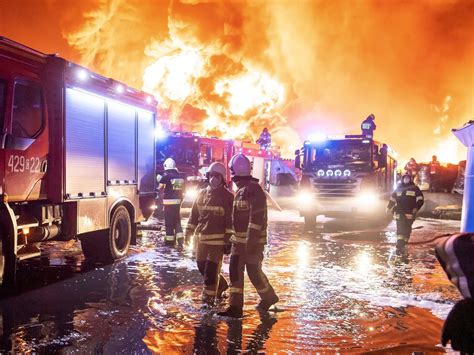 zdjęcie śladów pożaru w oknach budynku