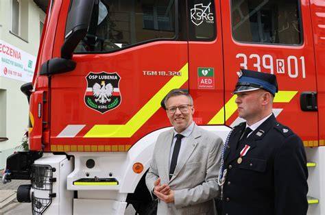 Zgromadzenie gości i strażaków podczas obchodów 110-lecia OSP Śmigiel