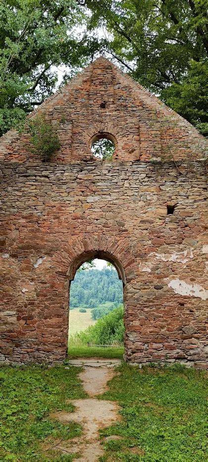Zdjęcie ruin cerkwi lub pozostałości zabudowań we wsi Krywe