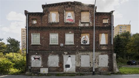 zdjęcie przedstawiające budynek mieszkalny przy ulicy Chrobrego w Chorzowie, miejsce interwencji straży pożarnej