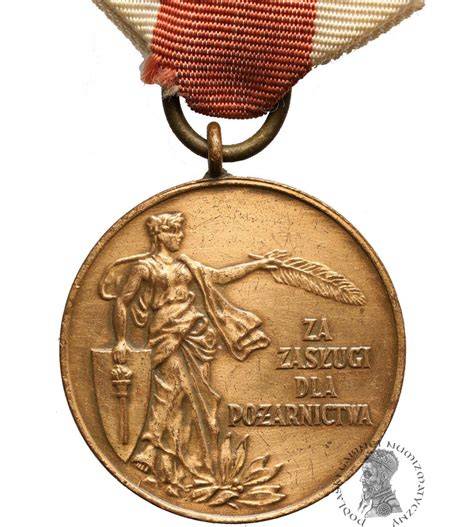 Medal Za Zasługi dla Pożarnictwa, awers i rewers, wraz z widokiem na sposób jego noszenia na mundurze strażackim