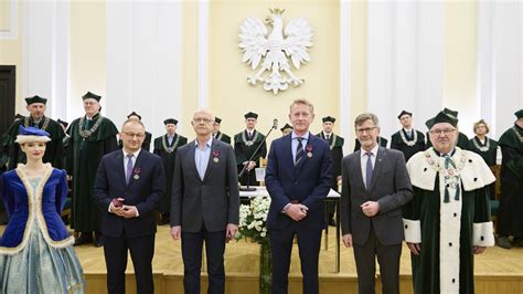 Zdjęcie przedstawiające wręczenie odznaczeń strażackich