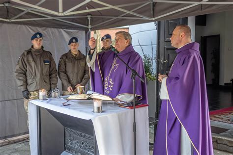 Uroczysta msza polowa przed kościołem w Pradłach z udziałem strażaków i mieszkańców