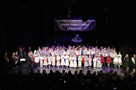 Zdjęcie z występu Zespołu Pieśni i Tańca „Ziemia Kroczycka” podczas jubileuszu OSP