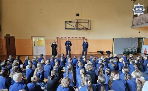 Pies Jake podczas prelekcji o bezpieczeństwie pożarowym w szkole