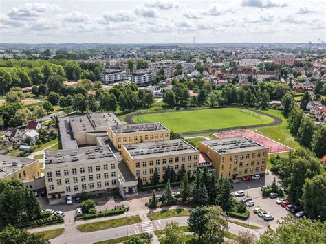 Widok panoramiczny terenu Zespołu Szkół Nr 6 w Szczecinku otoczonego zielenią i jeziorem