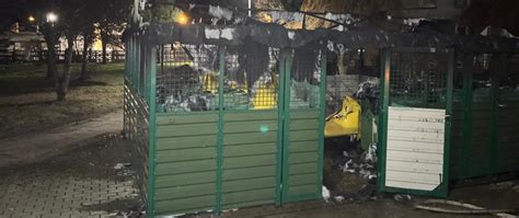 Thematyczne zdjęcie płonącego śmietnika w miejskim otoczeniu