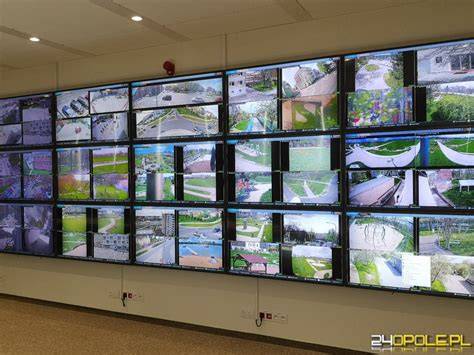 Monitoring miejski rejestrujący zdarzenia lub policjanci przeglądający nagrania