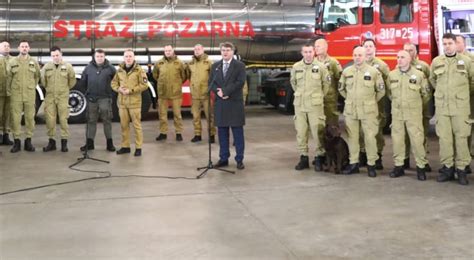 Polscy strażacy z ciężkim sprzętem ratunkowym w drodze do Niemiec