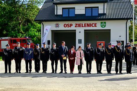 Fotografia z obchodów jubileuszu OSP, przedstawiająca strażaków i gości
