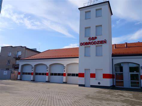 Zdjęcie przedstawiające wyremontowaną remizę strażacką w Więcławicach, widok zewnętrzny