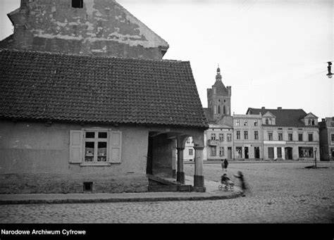 Zdjęcie historyczne remizy w Więcławicach przed remontem, ukazujące zniszczenia i potrzebę modernizacji