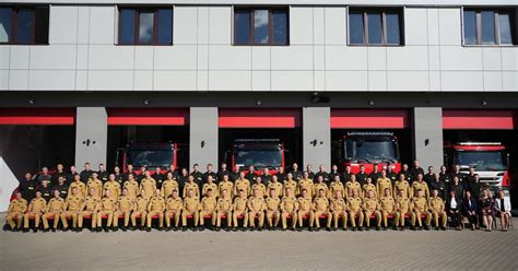 Zdjęcie grupowe strażaków z wyróżnieniami