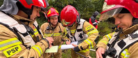 Grupa strażaków podczas ćwiczeń praktycznych