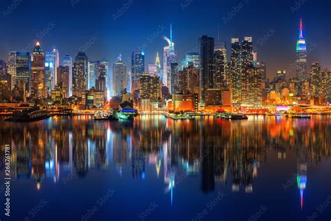 Panorama Manhattanu z widocznymi budynkami komercyjnymi