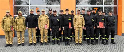 Zdjęcie grupowe strażaków i samorządowców podczas spotkania podsumowującego