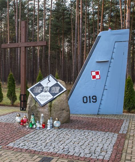 pomnik upamiętniający katastrofę Piper Alpha w ogrodzie różanym w Aberdeen