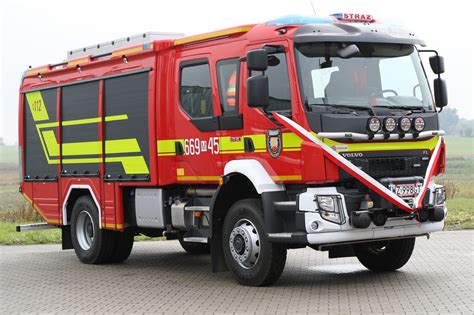 Zdjęcie nowoczesnego lekkiego samochodu pożarniczego