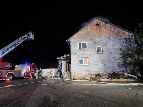 Zdjęcie strażaków przeprowadzających akcję ratunkową podczas pożaru budynku mieszkalnego