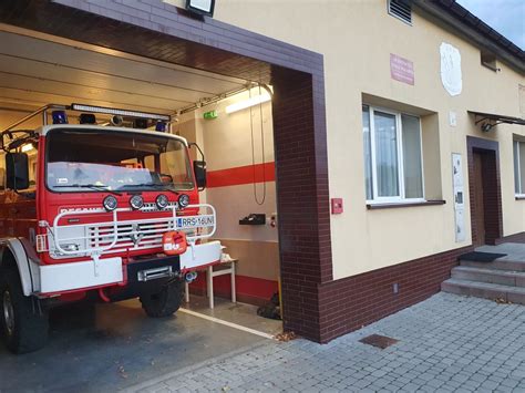 Zdjęcie nowego samochodu Nissan przed remizą OSP Łączki Kucharskie