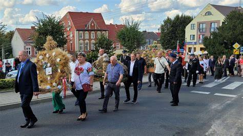 Barwny korowód dożynkowy z wozami strażackimi i maszynami rolniczymi