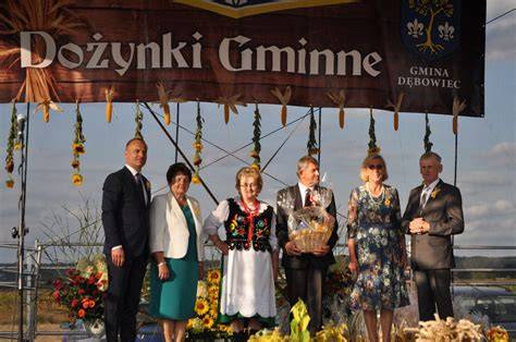 Wójt Gminy Dębowiec składający podziękowania na Dożynkach