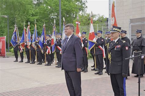 Zdjęcie przedstawiające wręczenie odznaczeń strażakom podczas uroczystego apelu