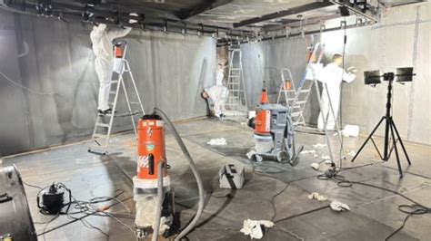 Zdjęcie przedstawiające czyszczenie ścian po pożarze