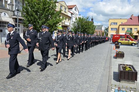 Zdjęcie przedstawiające strażaków OSP z pocztami sztandarowymi podczas uroczystości