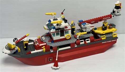 Zdjęcie łodzi straży pożarnej LEGO CITY 7207 w akcji na wodzie