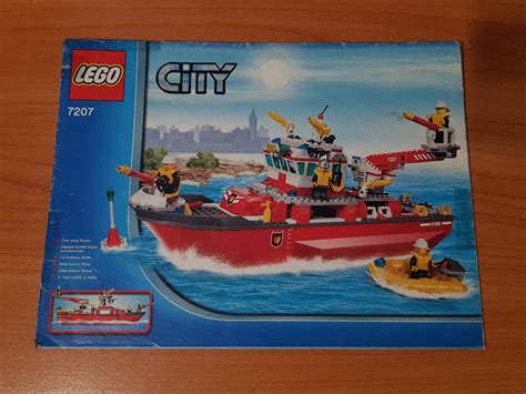 Zdjęcie zestawu LEGO CITY 7207 z minifigurkami i łodzią straży pożarnej