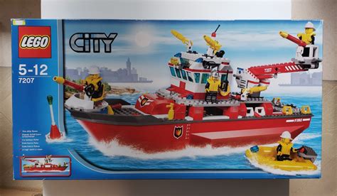 Infografika z kluczowymi danymi technicznymi zestawu LEGO 7207