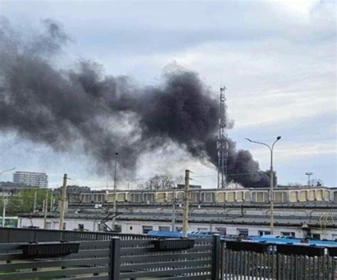Zdjęcie unoszącego się czarnego dymu nad Wrocławiem z pożaru przy ul. Pięknej