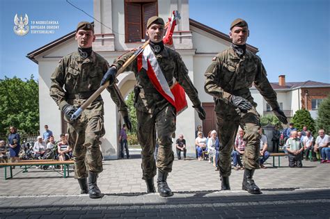Tematyczne zdjęcie uroczystości patriotycznej w Żelechlinku