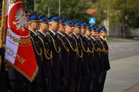 Archiwalne zdjęcie z uroczystości odsłonięcia Pomnika Chwały Pożarników Kaliskich w 1985 roku