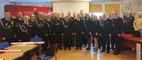 Grupowe zdjęcie strażaków OSP w mundurach galowych podczas uroczystości