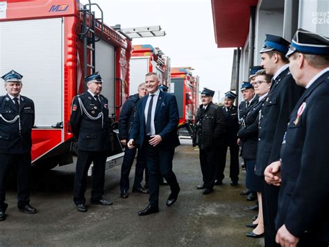 Uroczyste przekazanie sprzętu dla OSP w Brzeszczach z udziałem samorządowców