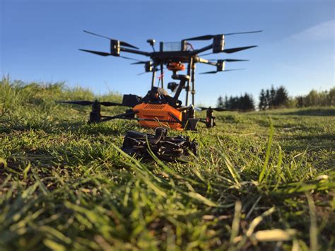 Zdjęcie drona używanego do monitorowania terenów leśnych