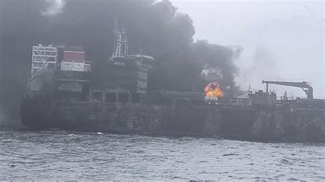 Zdjęcie przedstawiające ratowników na morzu podczas akcji poszukiwawczej po pożarach w Grecji.