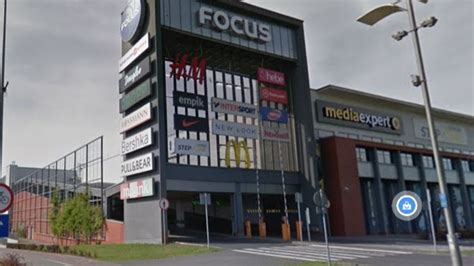 Znak galerii handlowej Focus Mall w Bydgoszczy na tle miasta