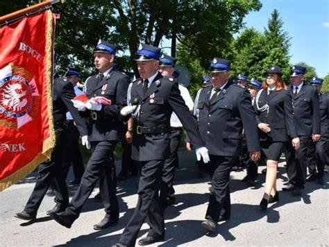 Uroczysty apel i przemarsz jednostki OSP Żabno podczas obchodów 100-lecia istnienia straży.