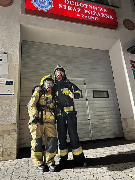 Strażacy z OSP Żabno podczas codziennej służby i szkoleń w remizie.