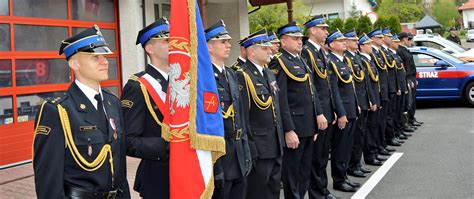 Zdjęcie przedstawiające zgromadzonych strażaków w mundurach galowych podczas mszy świętej w Kalwarii Pacławskiej.
