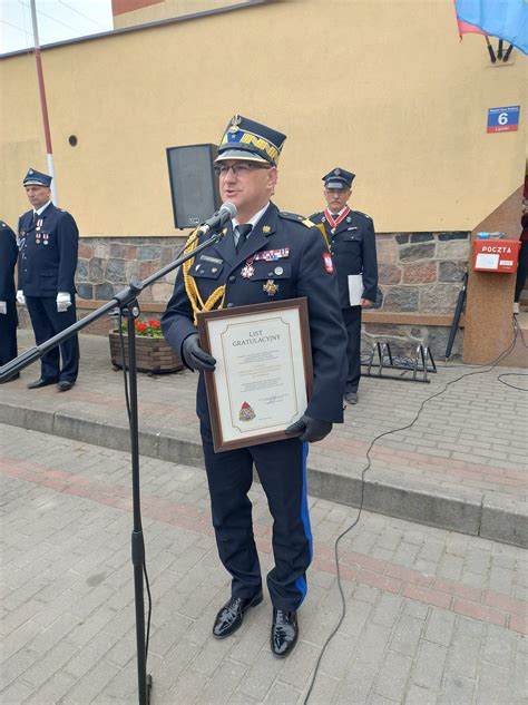 zdjęcie sztandaru OSP Starce ozdobionego Złotym Znakiem Związku