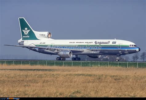 Wypalony kadłub samolotu Lockheed L-1011-200 TriStar po katastrofie
