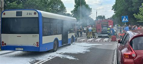 Zdjęcie płonącego autobusu PKS Konin w miejscowości Babia podczas akcji gaśniczej