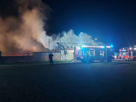 Płonący tył autobusu PKS Konin, widoczny ogień wydobywający się z silnika
