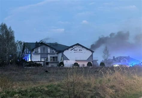 Zniszczona sala bankietowa po pożarze w Krajnie Drugim, widoczne ślady ognia i sadzy