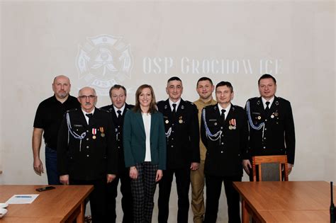 Zdjęcie z Walnego Zebrania OSP Wolsztyn, przedstawiające członków zarządu.